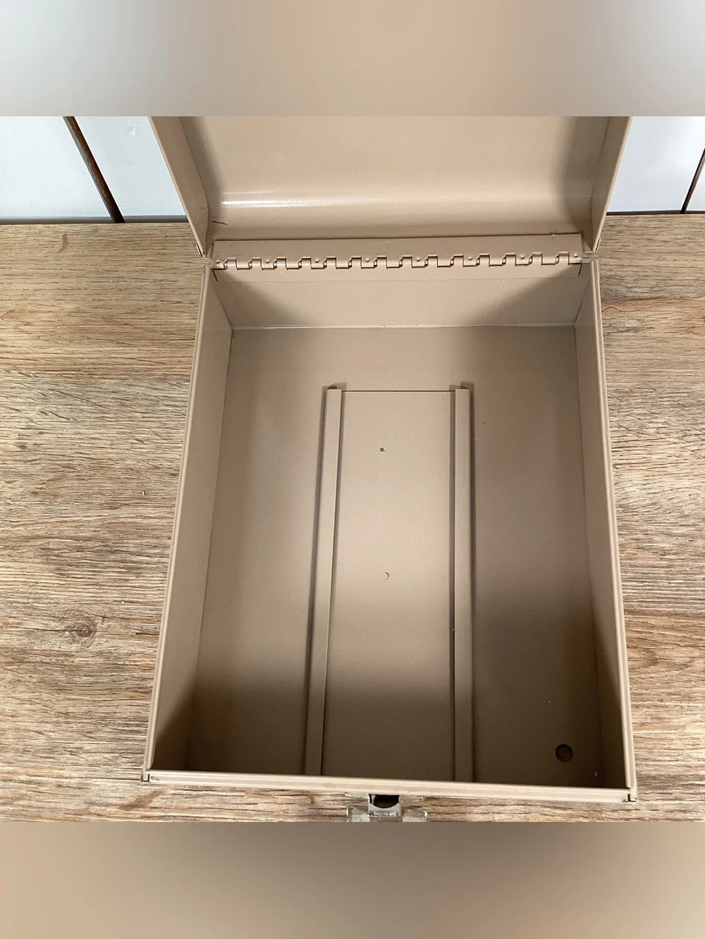 Vintage Beige Metal Lock Box 8
